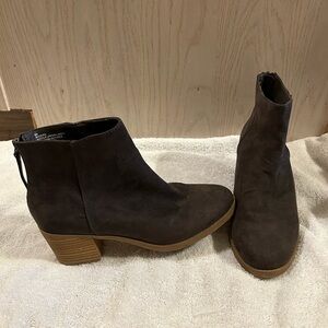 NWOT Beautiful Dolcetta Rogers brown booties